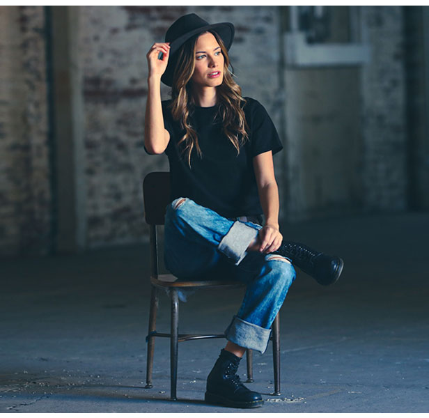 woman wearing black t-shirt